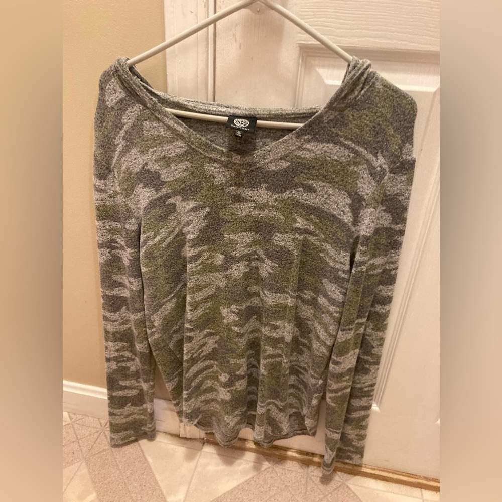 Long sleeve hooded camo jersey.